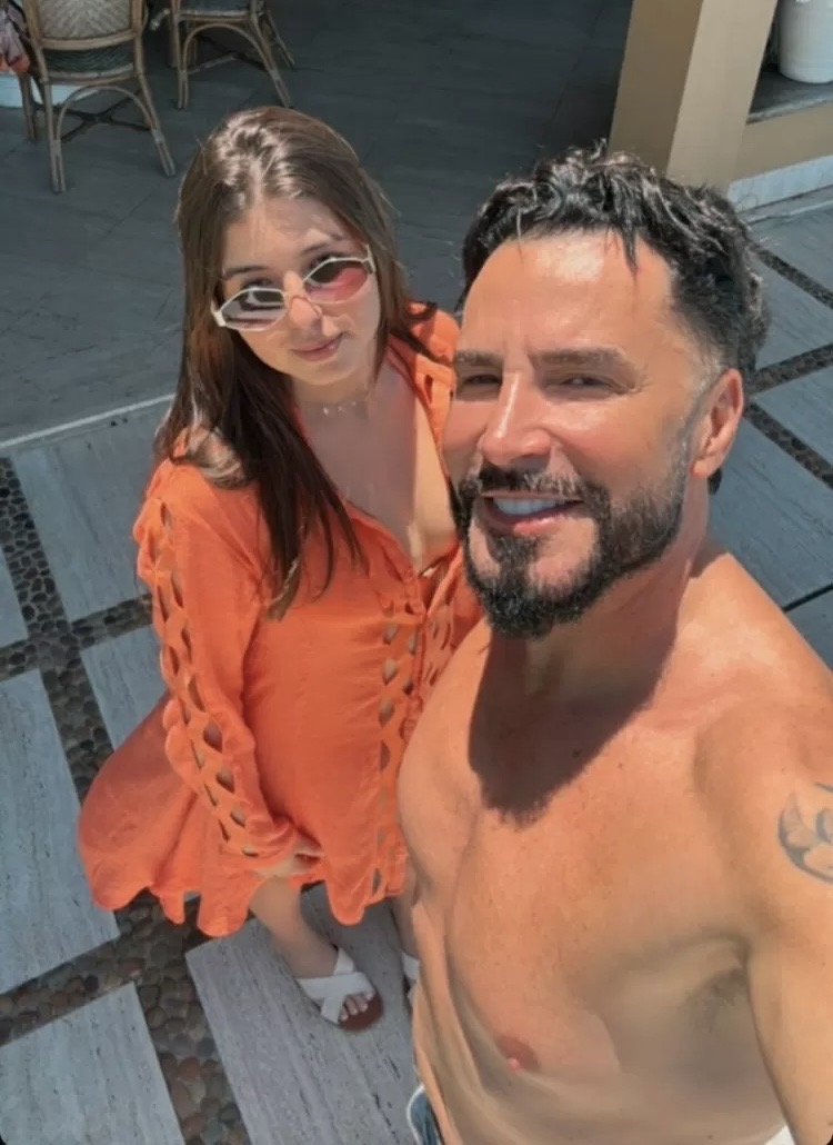 Latino viaja com a filha após conhecê-la pessoalmente aos 19 anos