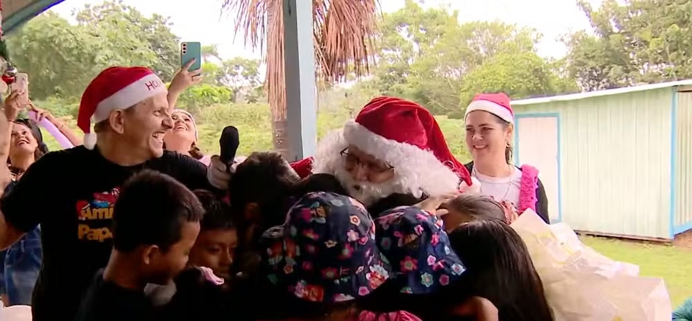 'Amigos do Papai Noel' viajam pelos rios e entregam presentes no Amazonas