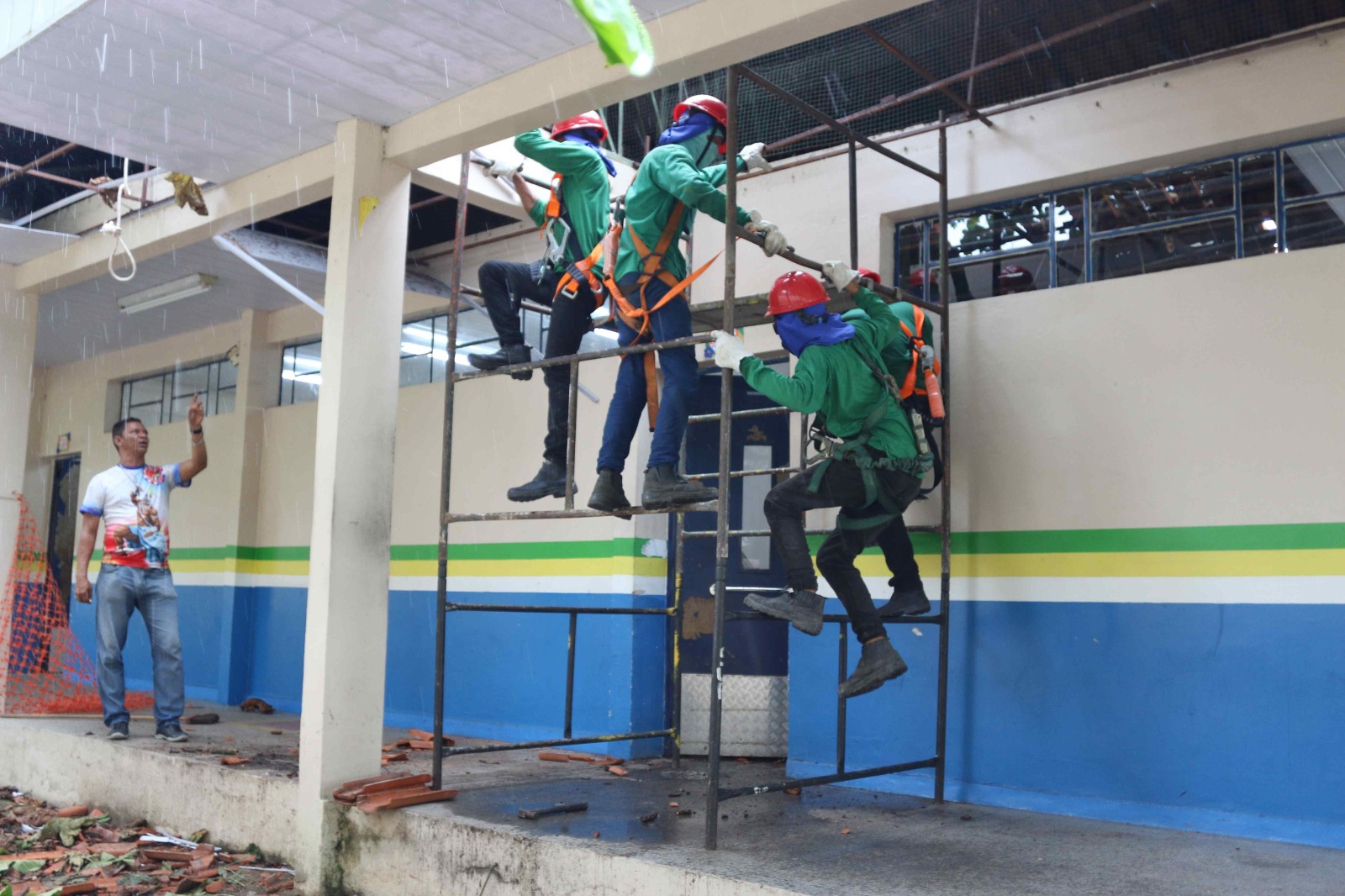 Escola atingida por árvore durante forte chuva em Manaus retoma aulas