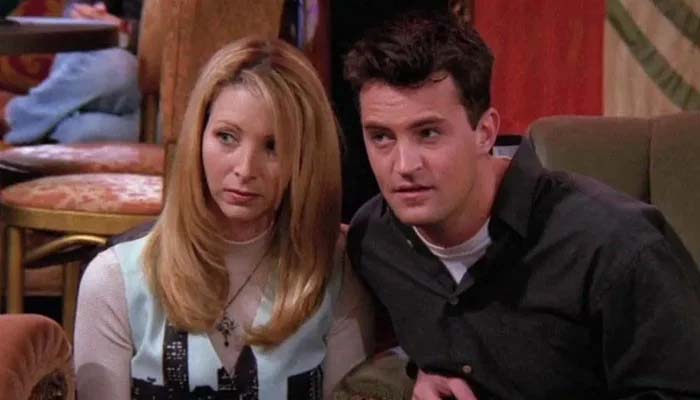 Lisa Kudrow está maratonando Friends em homenagem a Matthew Perry