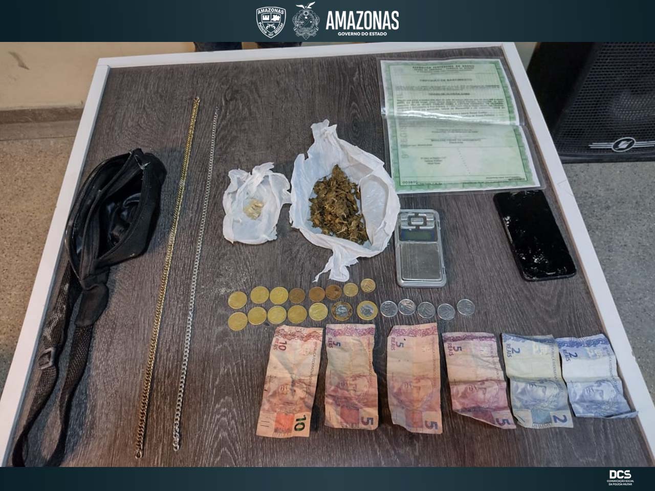 Dupla é detida suspeita de tráfico em cemitério de Manaus