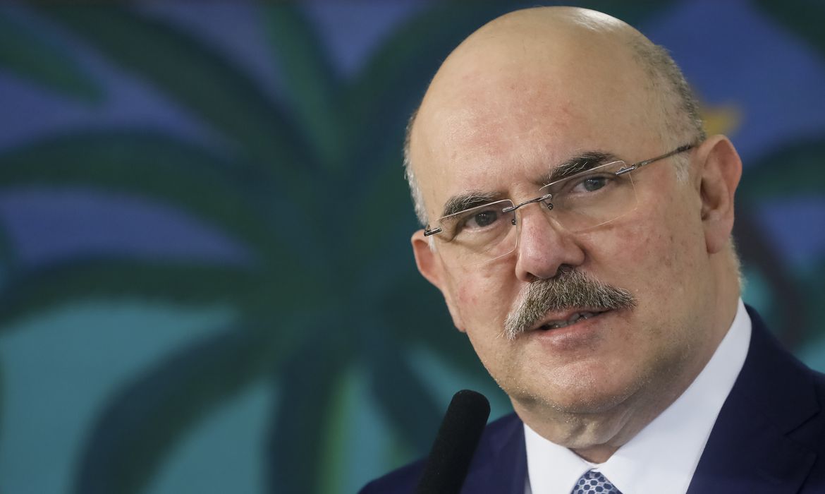 Ministro da Educação diz que vai pedir para ter acesso ao Enem 