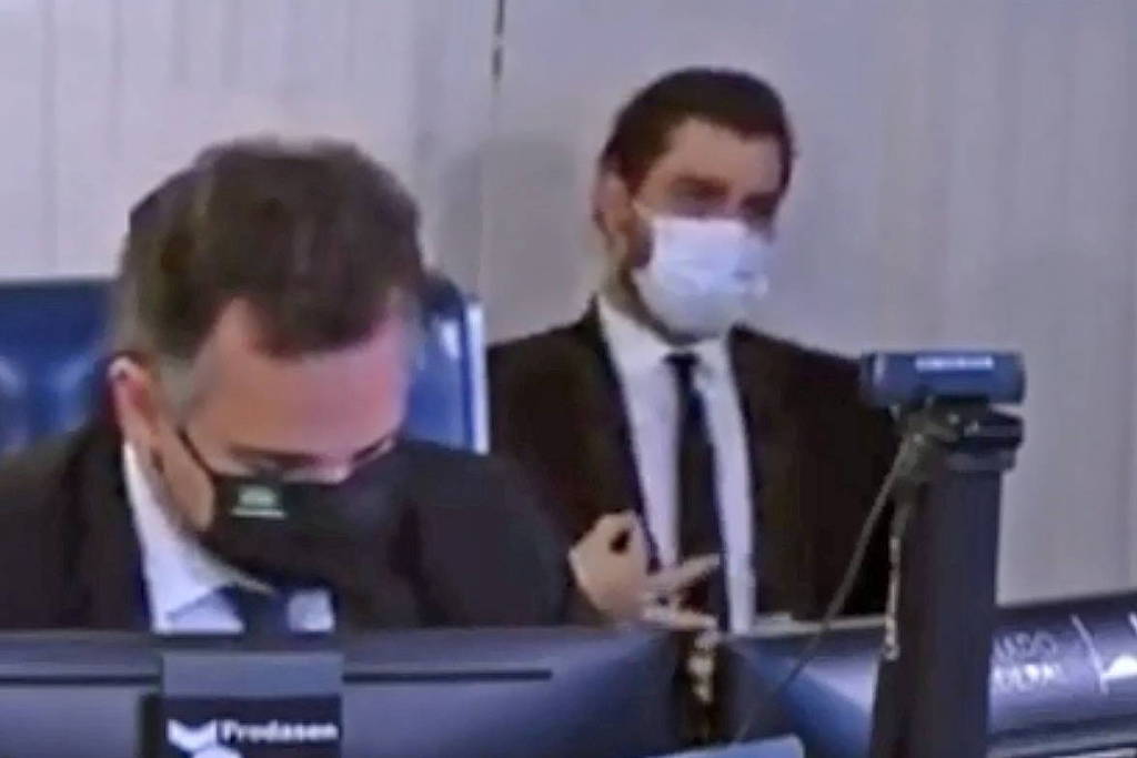 Assessor de Bolsonaro presta depoimento e pode ser indiciado por gesto racista