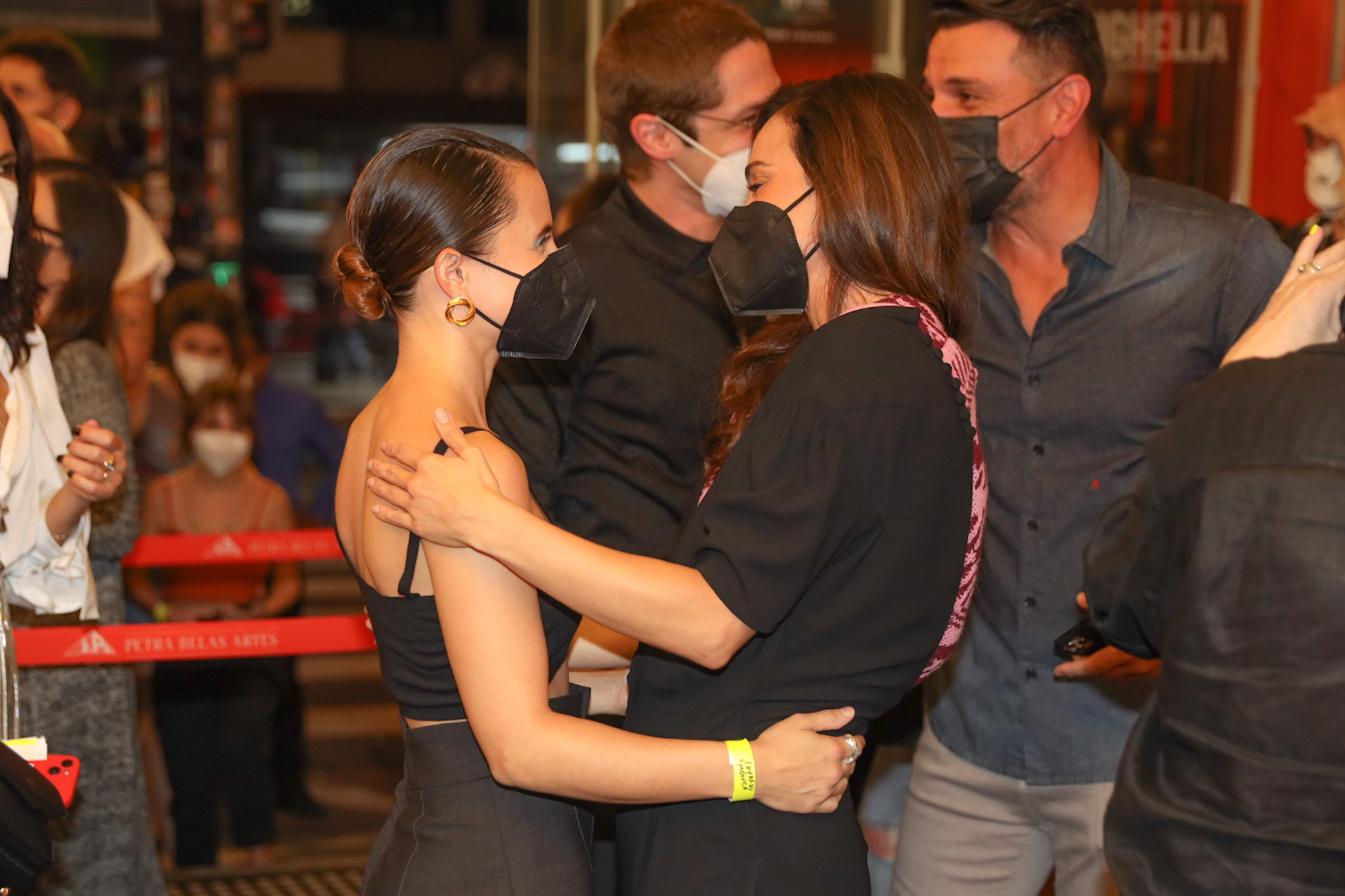 Alice Braga faz rara aparição com a namorada, a atriz Bianca Comparato  