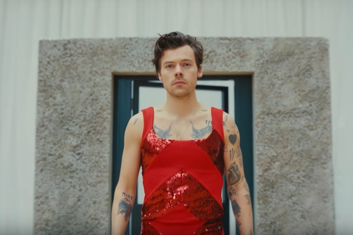 Harry Styles fala sobre cena de nudez em filme: 'Tem bunda'