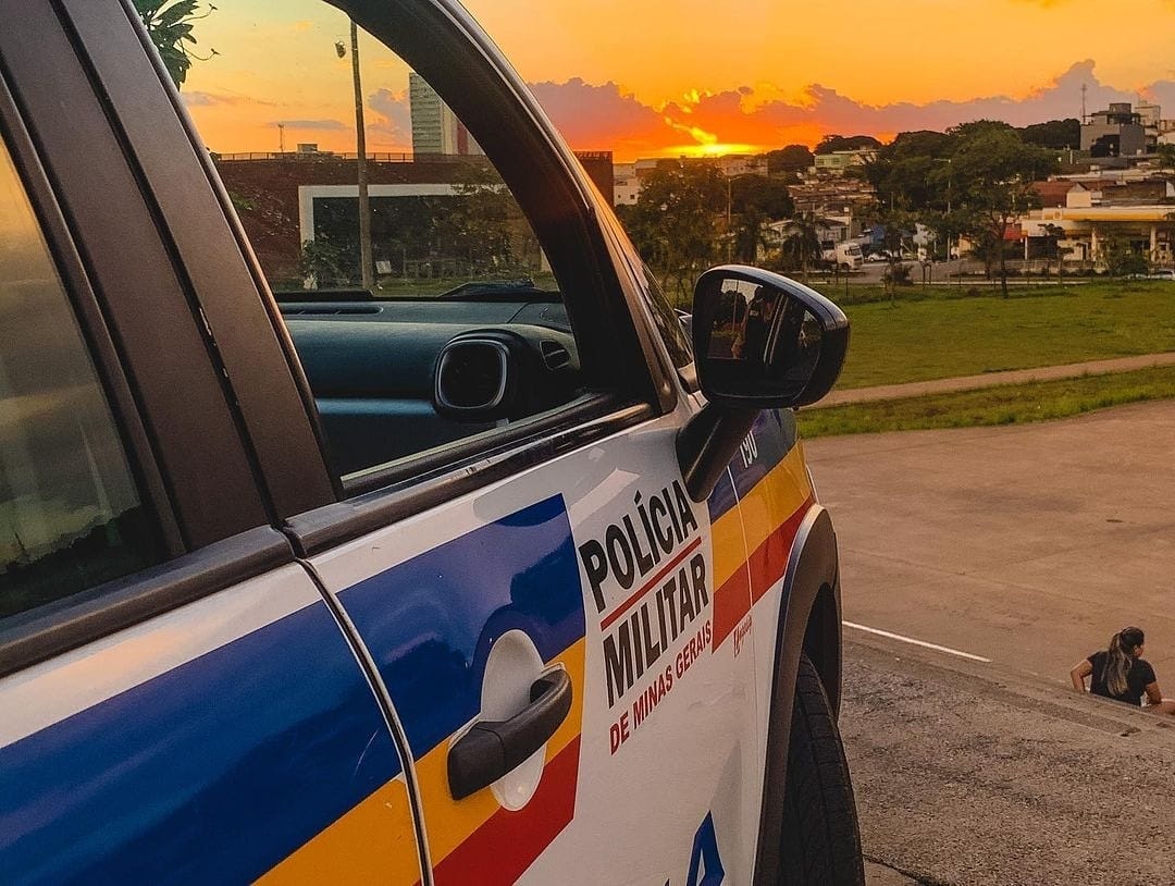 Após 'ouvir voz do diabo', babá agride e tranca criança de 4 anos em geladeira; mulher foi presa