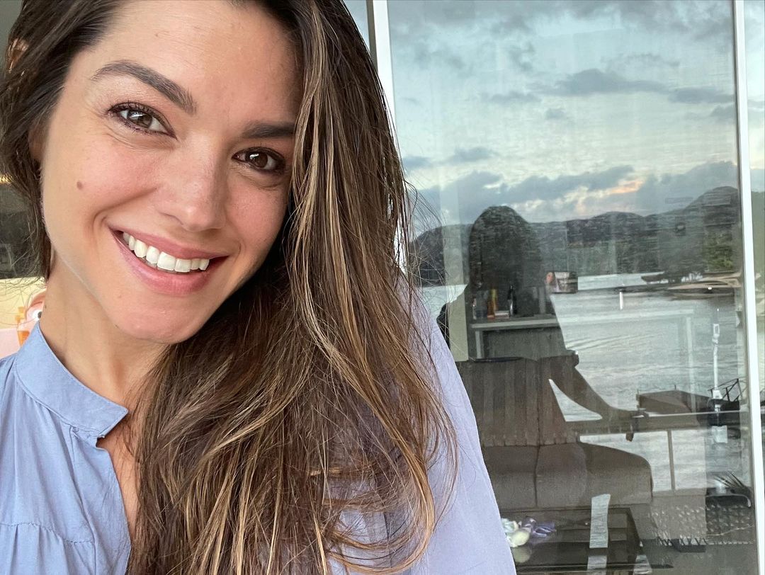 Thais Fersoza relembra diástase com foto da barriga após gravidez