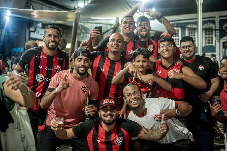 Torcedores do Vitória festejam seu primeiro título nacional