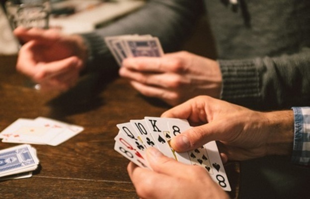 Jogo de baralho termina em quebra-quebra entre idosos