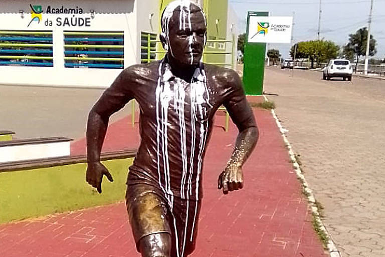 Estátua de Daniel Alves em Juazeiro é vandalizada após condenação por estupro