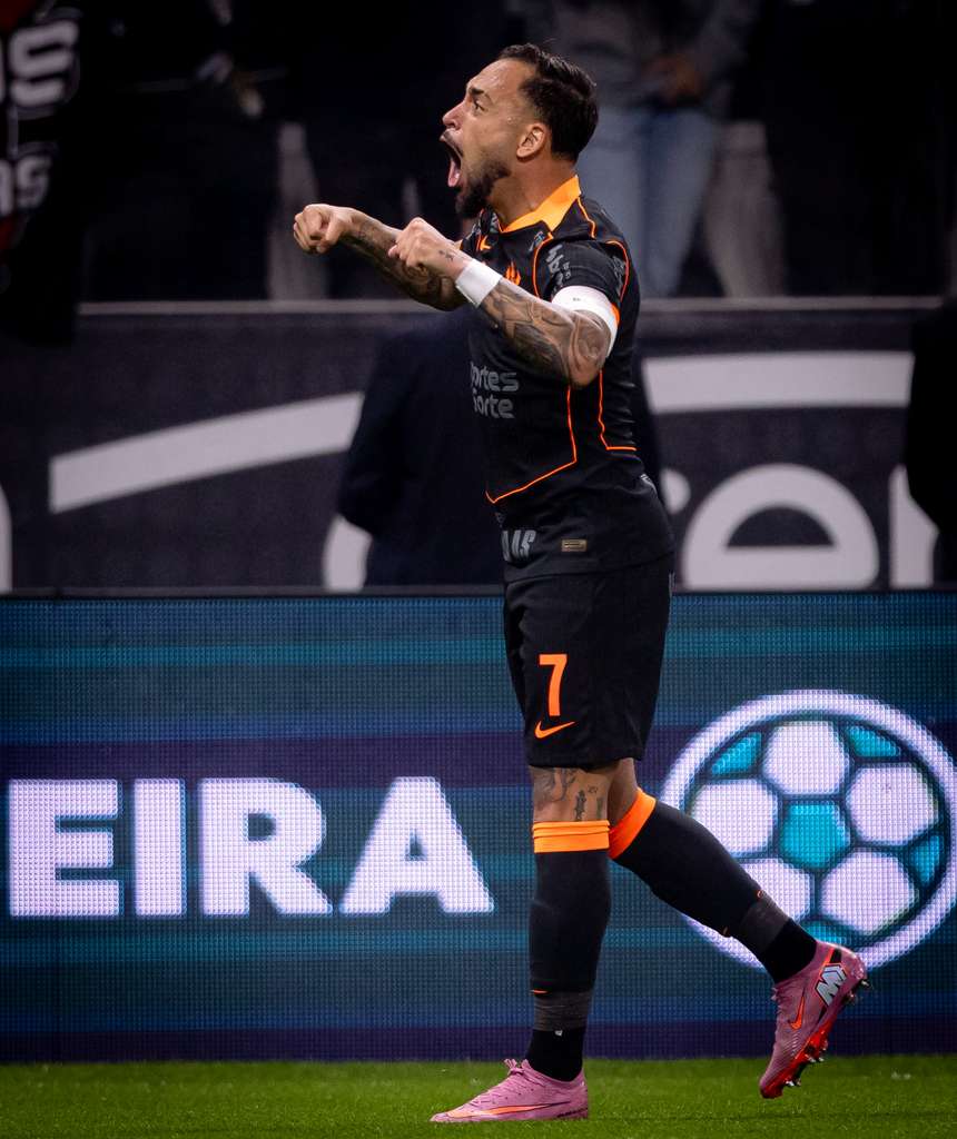 Corinthians vence o Atlético-MG com gol de Maycon
