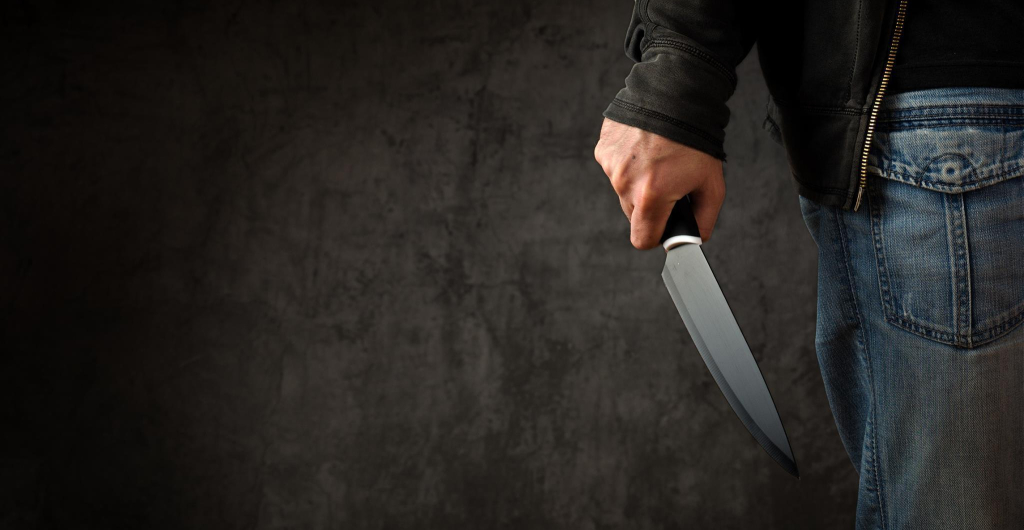 Cabeleireiro é atacado a facadas ao ter casa invadida por dupla em Manaus