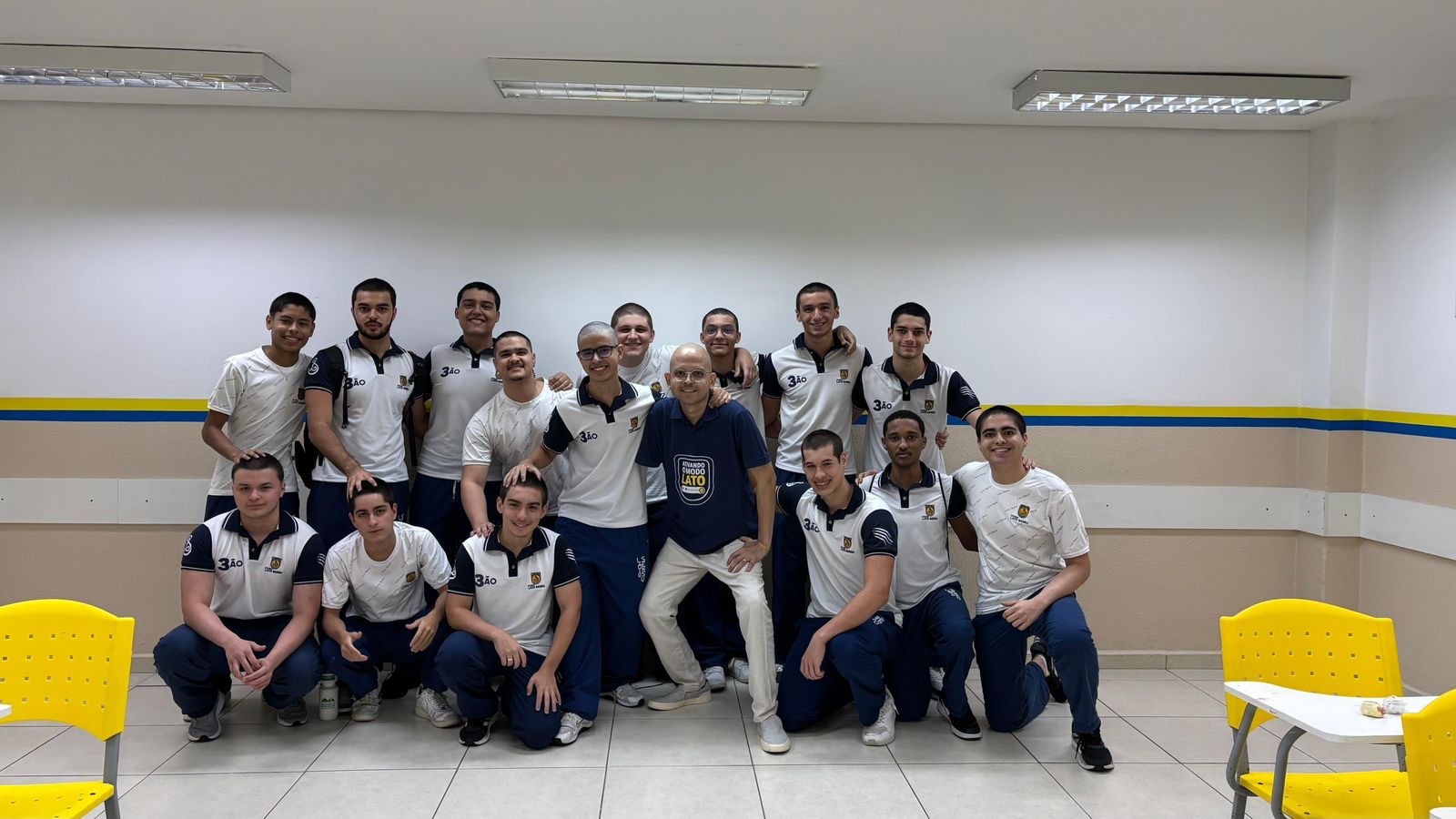 Alunos raspam a cabeça em apoio a colega com câncer em Manaus