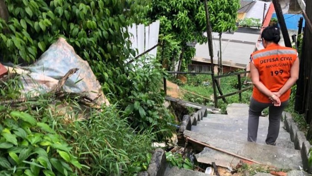 Contenção de rip-rap e muro desabam durante temporal em Manaus