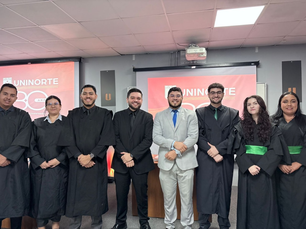 Acadêmicos de Direito da Nilton Lins vencem júri simulado em Manaus