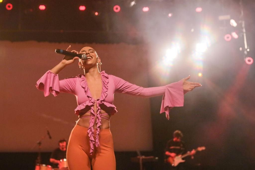 Plateia do show de Marina Sena se revolta com guarda-chuvas abertos