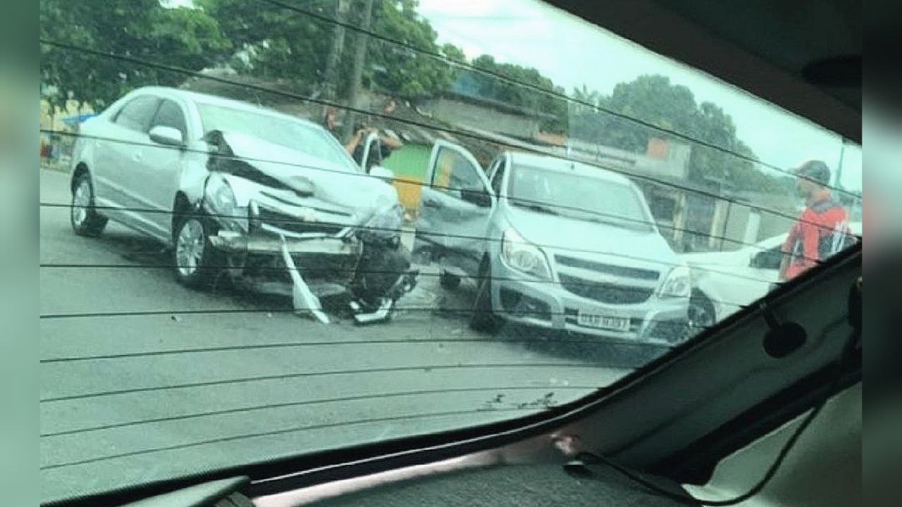 Acidente em cruzamento de Manaus deixa três carros destruídos