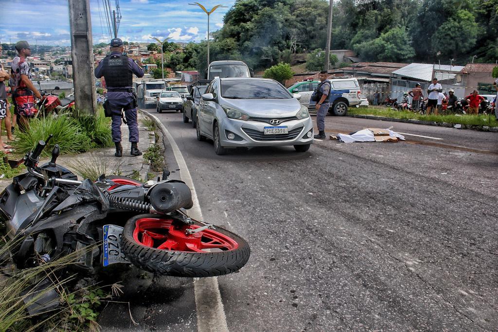 Identificada passageira de moto que morreu após batida violenta de carro em Manaus