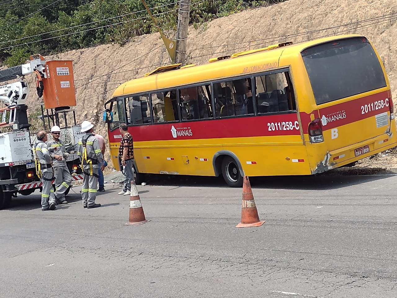 Acidente: Amarelinho fica destruído ao bater em poste e passageiros ficam feridos em Manaus