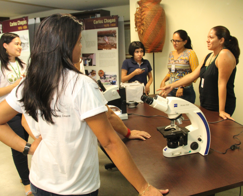 Fiocruz Amazônia faz roda de conversa e exposições em escolas de Manaus