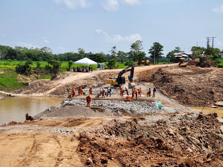 Aterro em rio é concluído e trecho da BR-319 é liberado para passagem de veículos no Amazonas