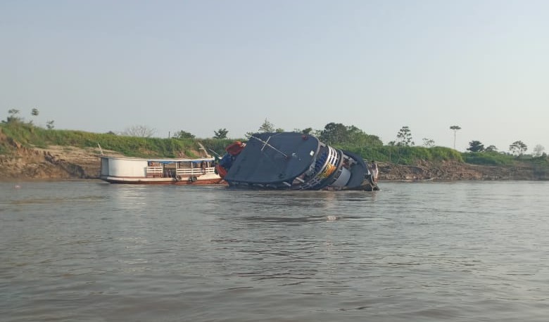 Barco vira em acidente no Rio Solimões no Amazonas; vídeo