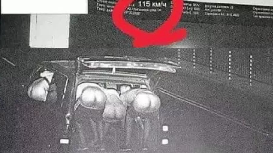 Motoristas mostram a bunda para radar em desafio bizarro para zombar de multas de trânsito