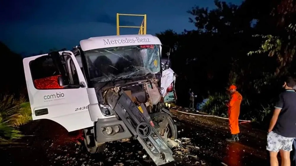 Caminhão tomba em acidente e mata homem esmagado na BR-174