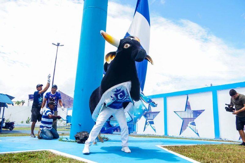 Emoção e toadas antológicas marcam hasteamento do pavilhão Caprichoso