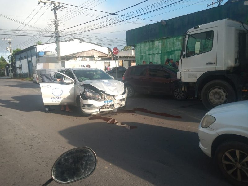 Carro da Record fica destruído em acidente em Manaus