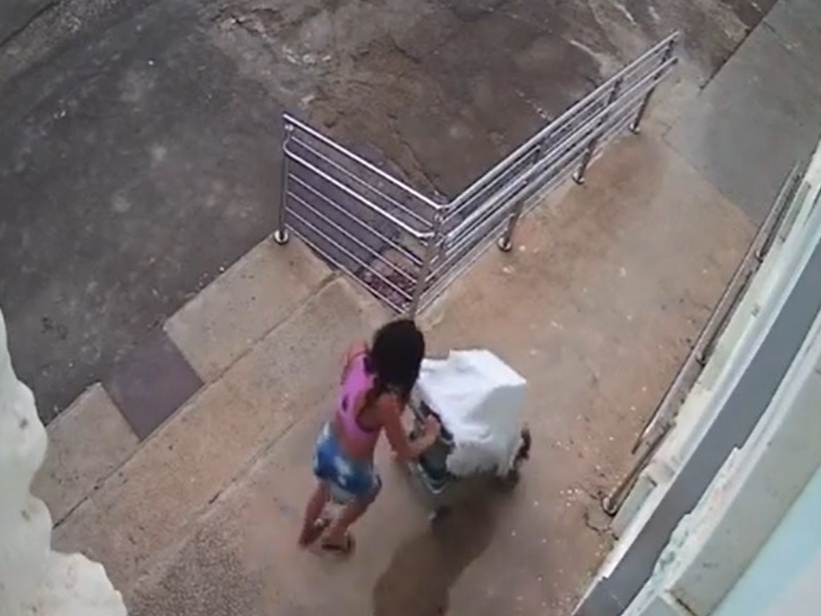 Mulher rouba e esconde cofre de igreja em carrinho de bebê; vídeo