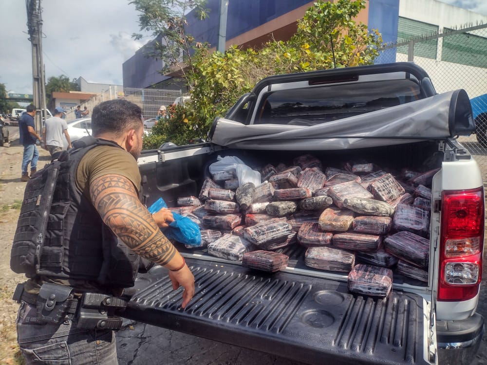 Motorista e mais dois são presos com 250 kg de drogas escondidas em caminhão em Manaus