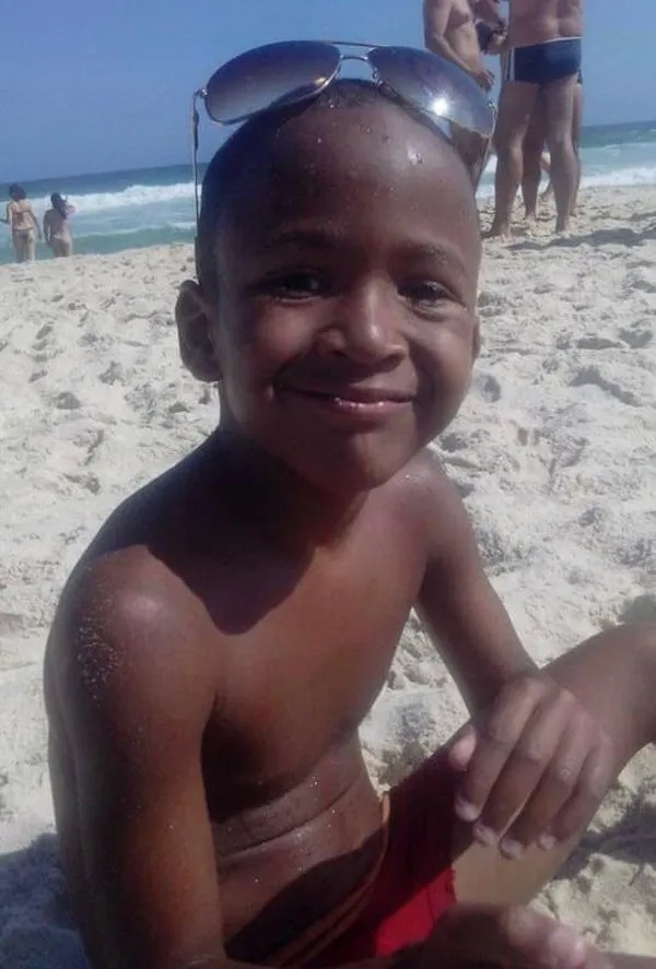 Menino desaparecido estava na areia quando foi arrastado por onda gigante