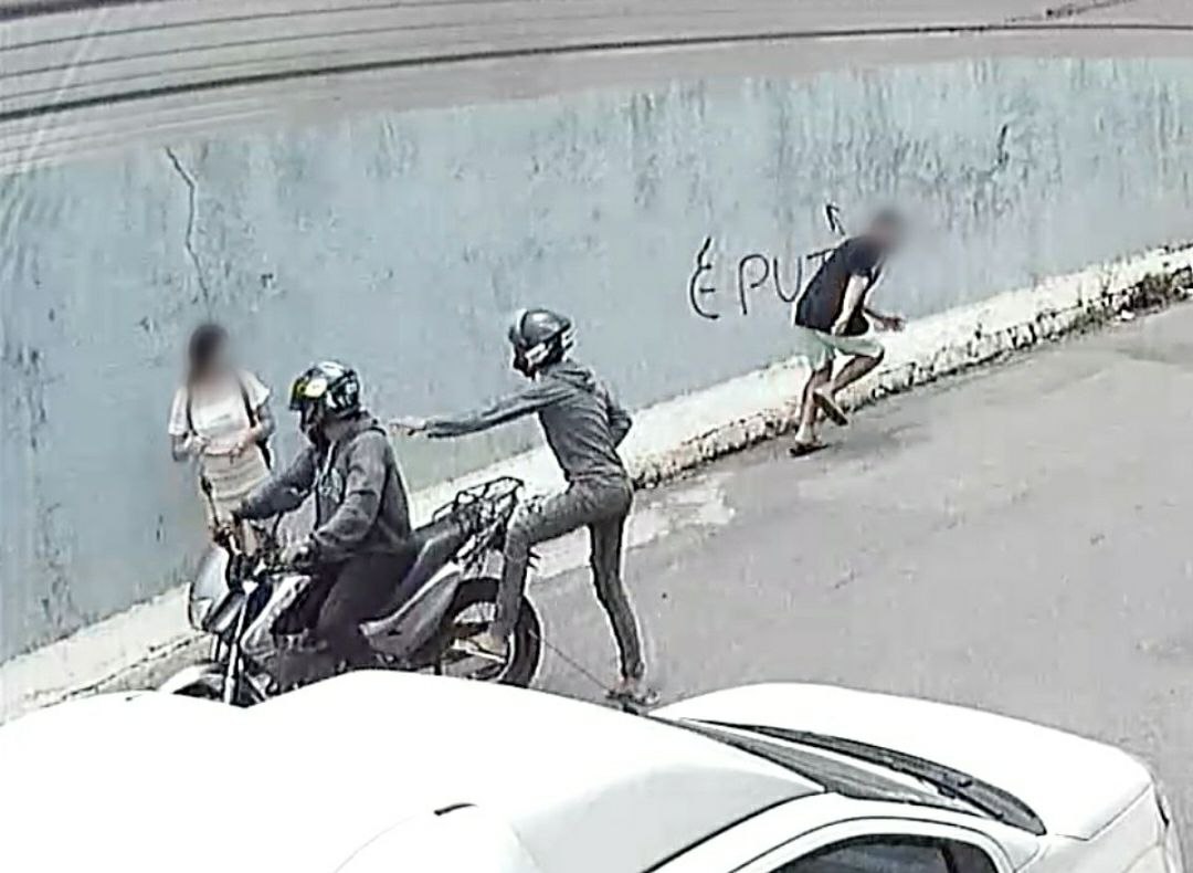 Amigo corre e deixa jovem para trás para ser assaltada em Manaus; vídeo