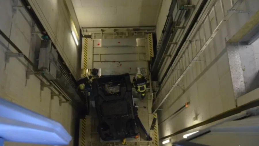 Motorista despenca de 10 metros ao confundir elevador com vaga de estacionamento