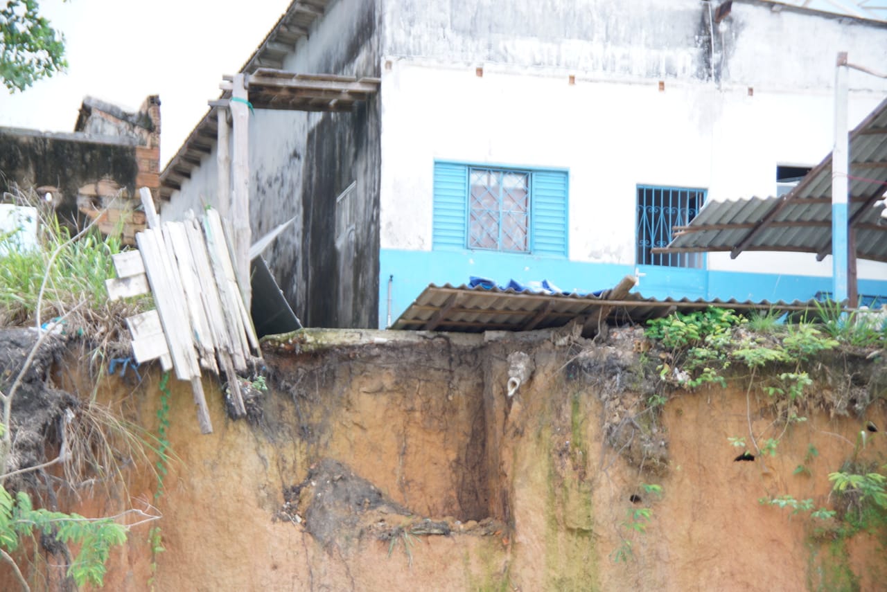 Defesa Civil alerta sobre risco do fenômeno terras caídas após vazante dos rios no Amazonas