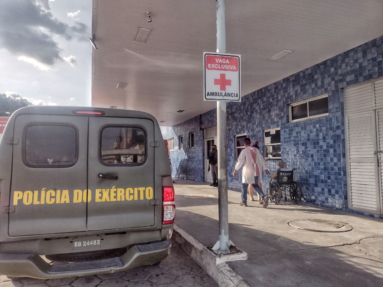 Homem espancado após assaltar mulher é militar do Exército em Manaus