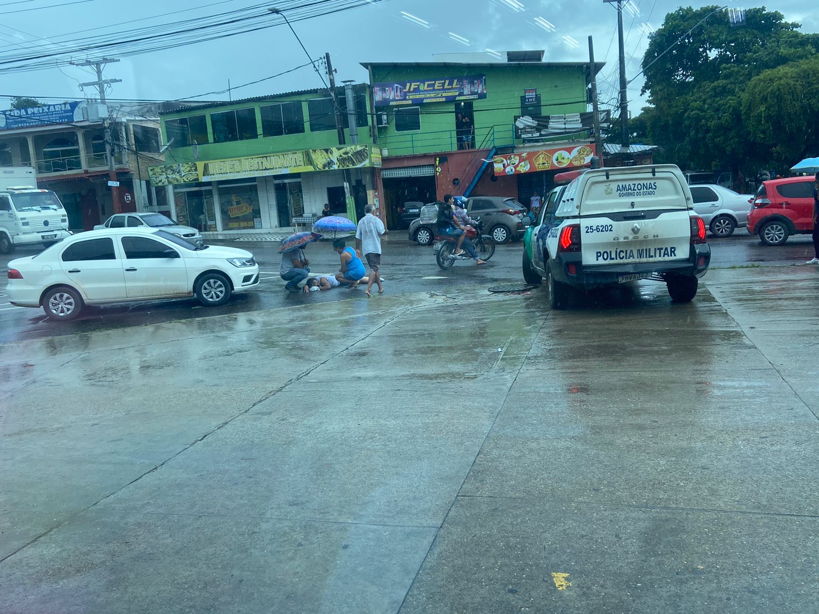 Idosa é atropelada em faixa de pedestre ao atravessar rua em Petrópolis
