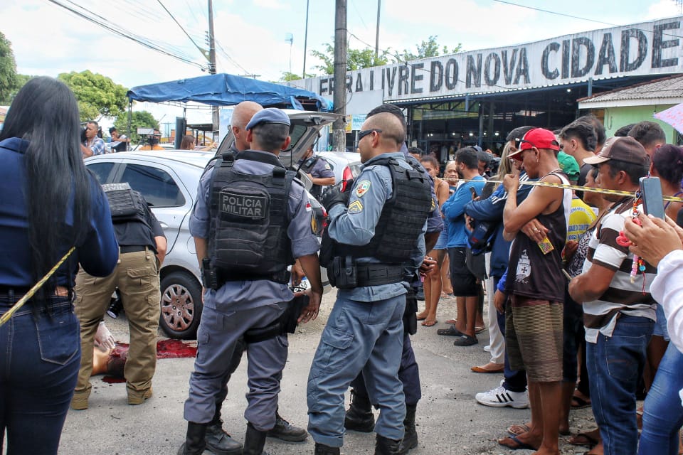 Homem é executado a tiros em estacionamento de feira em Manaus