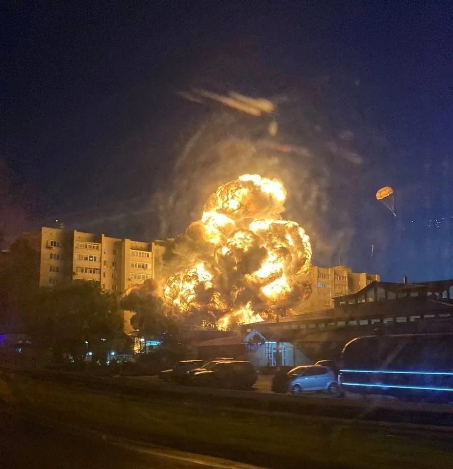 Caça supersônico russo cai em residencial e causa incêndio na Ucrânia