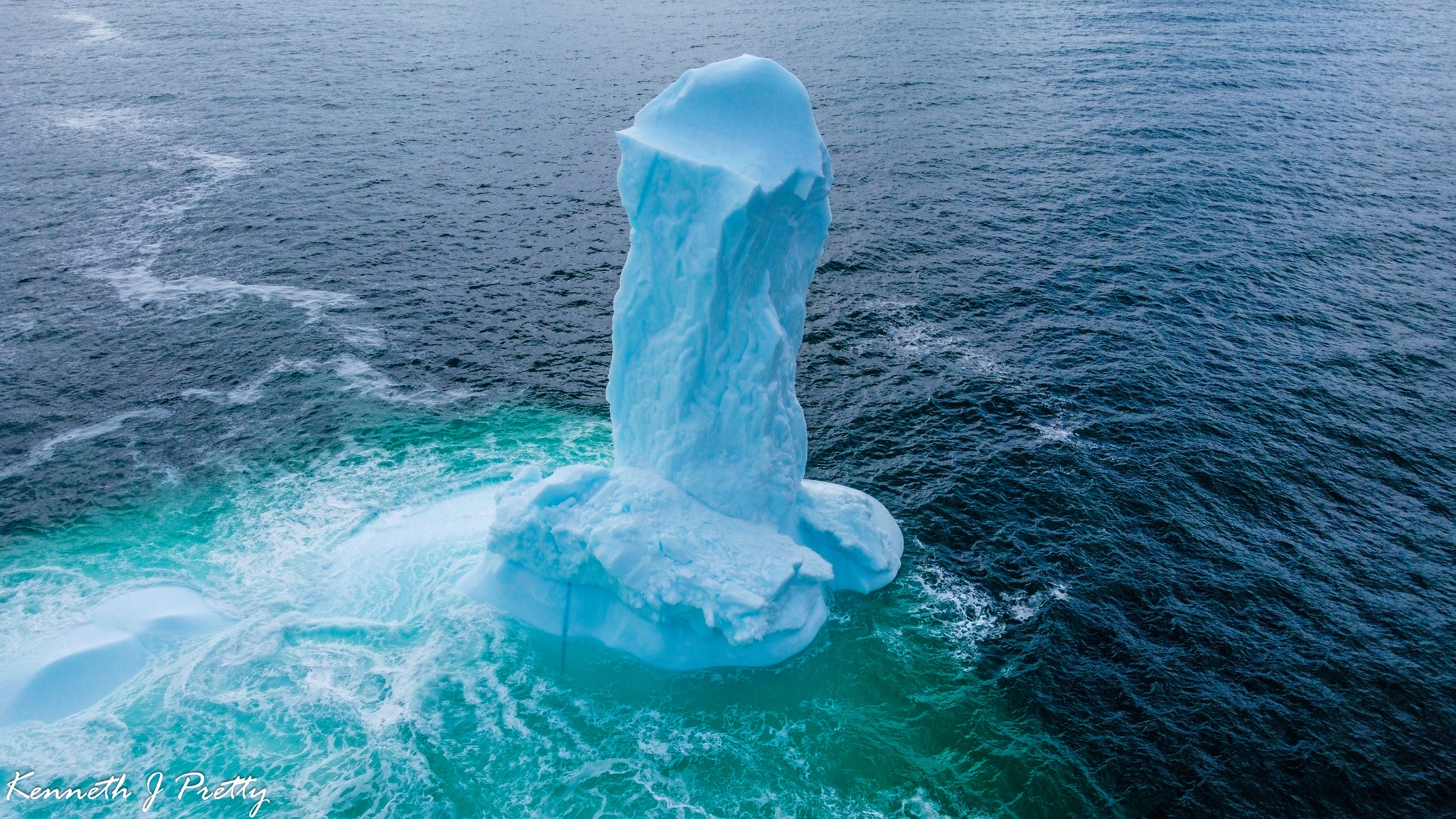Fotos de iceberg em formato de pênis gigante viralizam na internet; veja