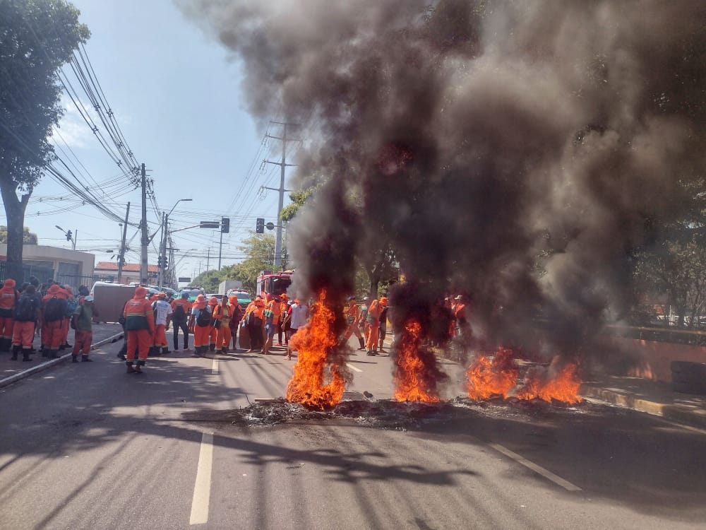 Garis ateiam fogo e bloqueiam avenida de Manaus em protesto; vídeos