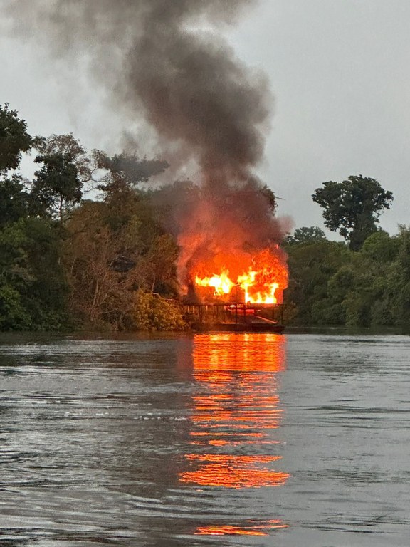 PF destrói quatro balsas usadas em garimpos clandestinos no Amazonas 