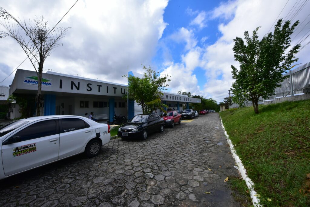 Dois corpos podem ser enterrados como indigentes em Manaus; IML procura familiares 