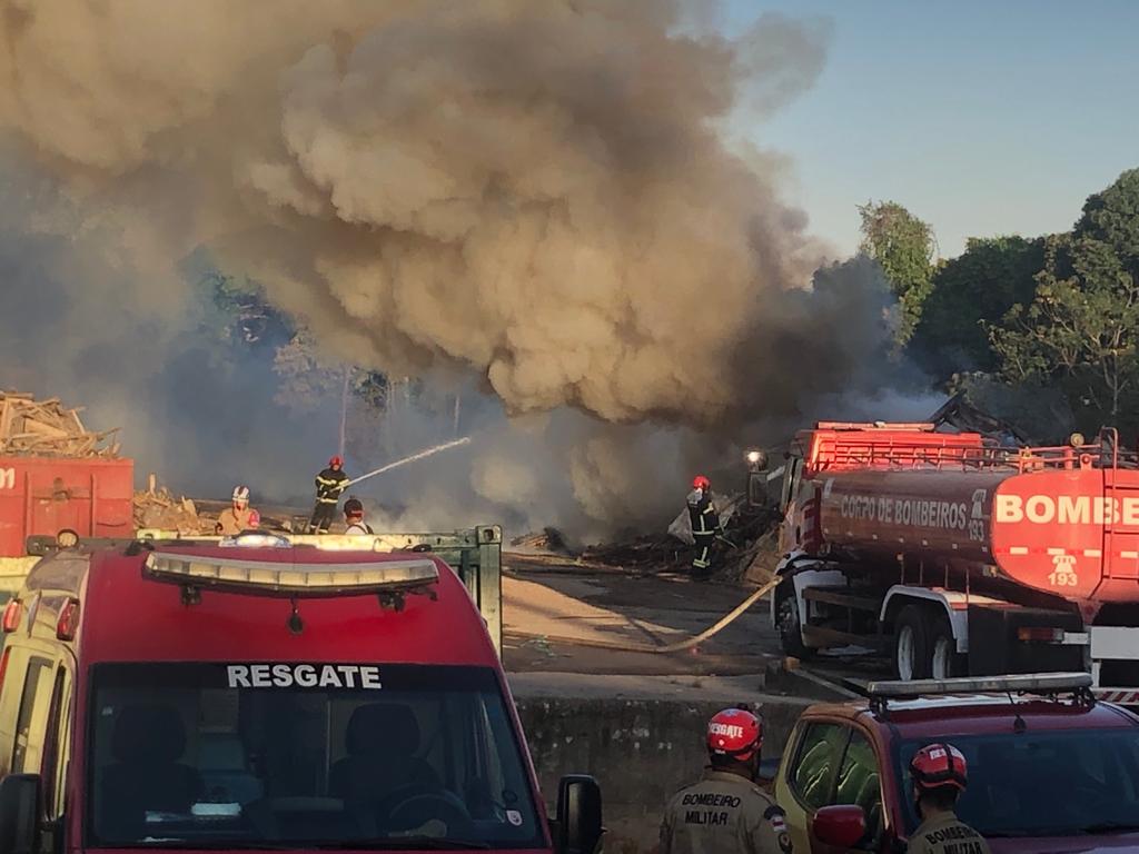 Incêndio de grandes proporções atinge terreno baldio em Manaus 