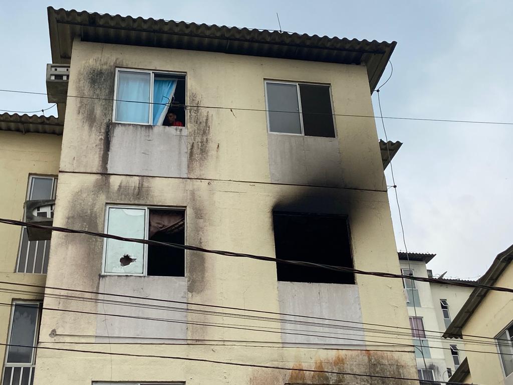 Incêndio destrói apartamento em conjunto, na Zona Norte de Manaus