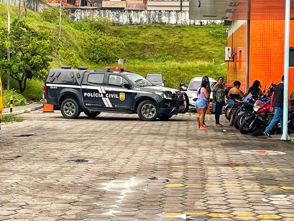 Homem morre em tiroteio e entregador fica baleado em rua de Manaus