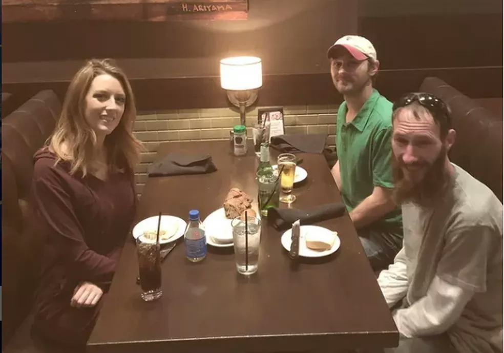 Mulher cria vaquinha para ajudar morador de rua e fica com R$ 2 milhões