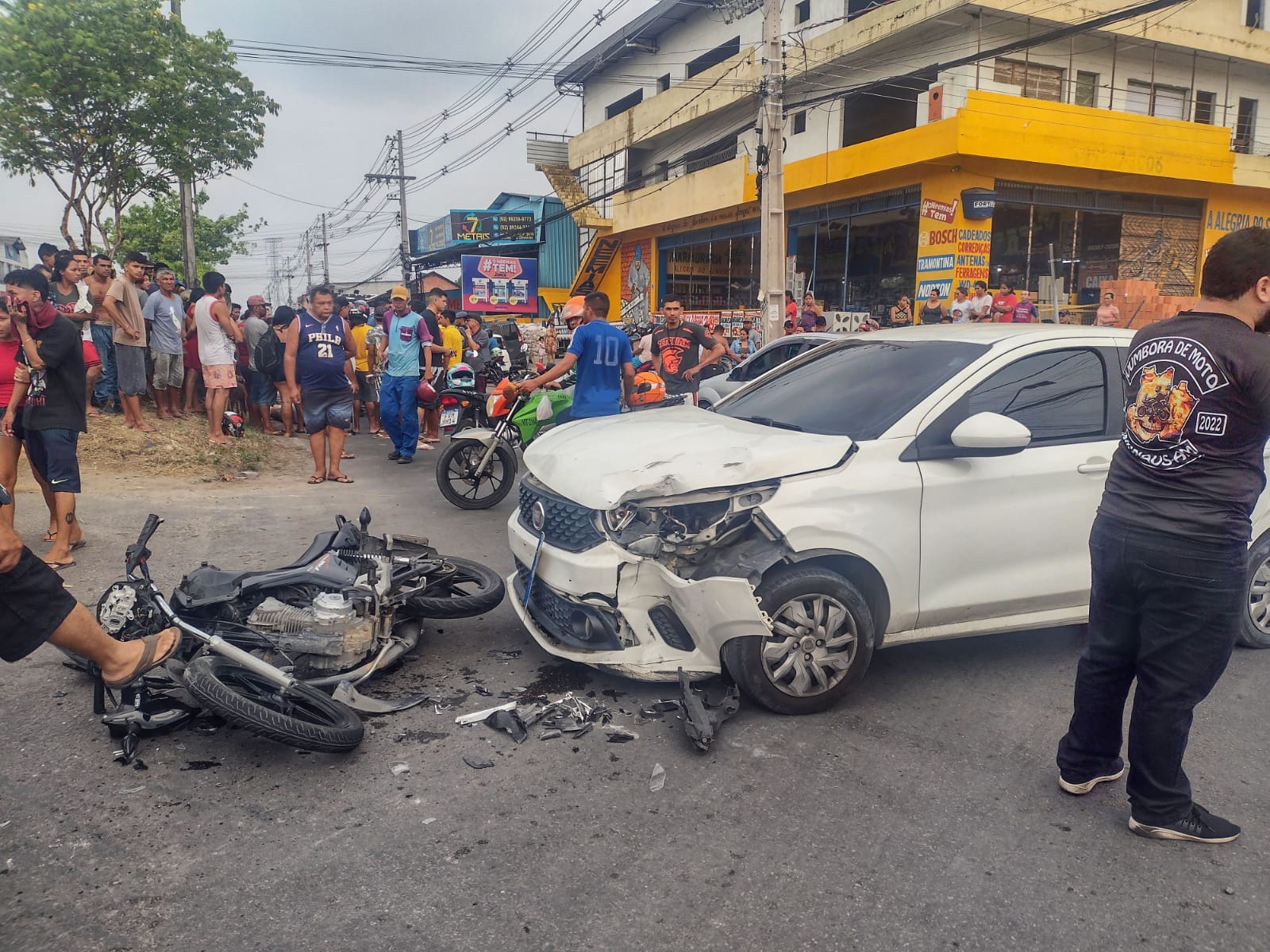 Carro bate em motocicleta e mulher é arremessada e morre em Manaus