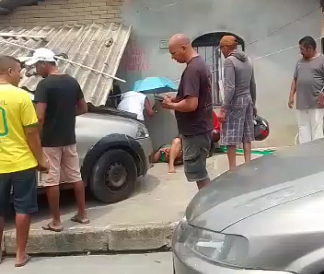 Carro desgovernado atropela mulher na frente de casa em Manaus; vídeo